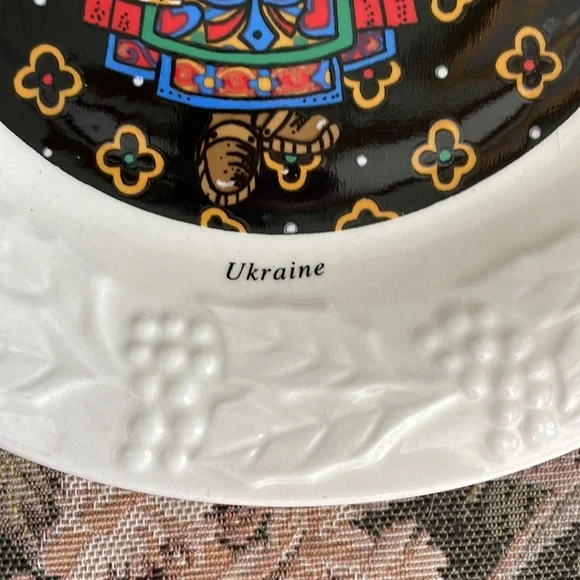 Domestications Holiday Traditions of the World, Babushka of Ukraine. - Picture 3 of 11